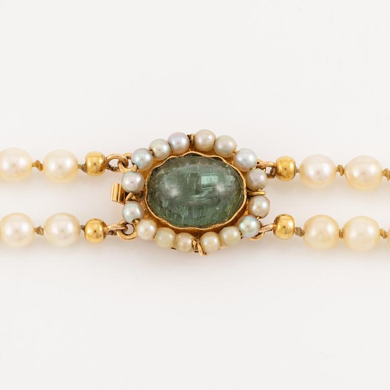 Pärlcollier, tvåradigt med doserade odlade pärlor, lås 18K guld med cabochonslipad grön turmalin och pärlor.
