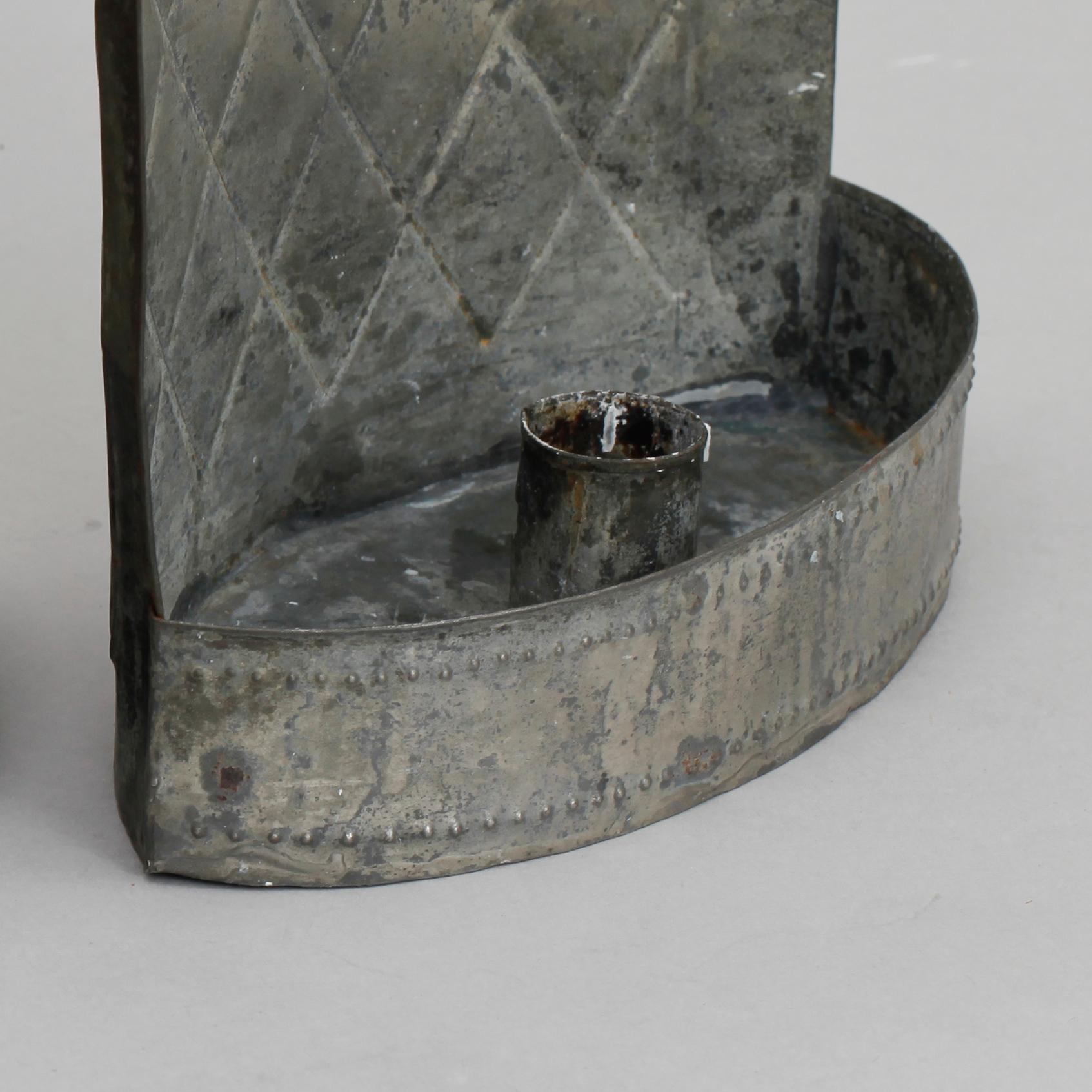 VÄGGPLÅTAR/VÄGGLAMPETTER, ett par, förtennad plåt, 1800-tal.