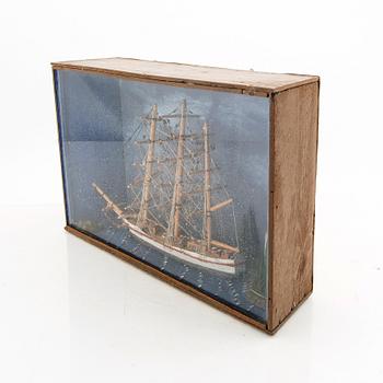 A diorama and a flaskbottle first half of the 20th century.