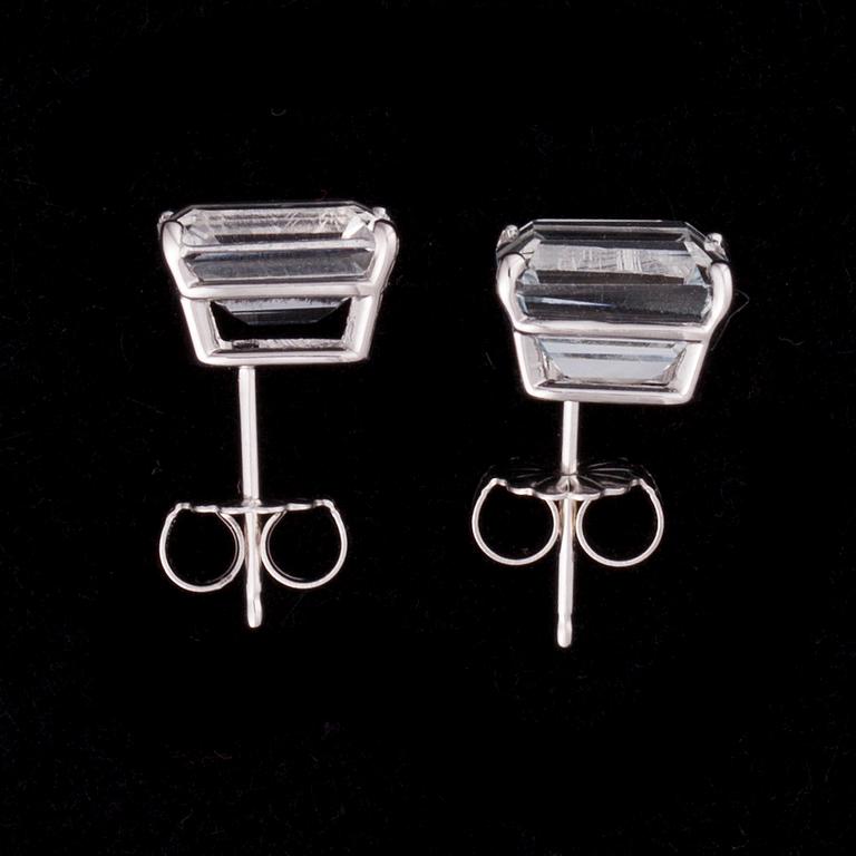 KORVAKORUT, 14K valkokultaa, topaasit. Paino n. 2,0 g.