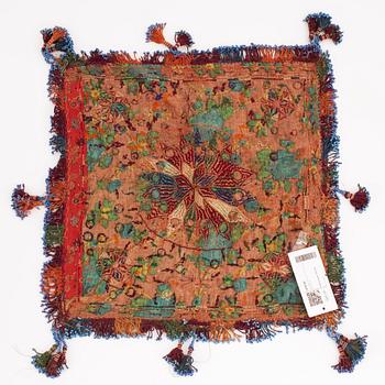 A head piece, silke, Uzbekistan, ca 45 x 44 cm.