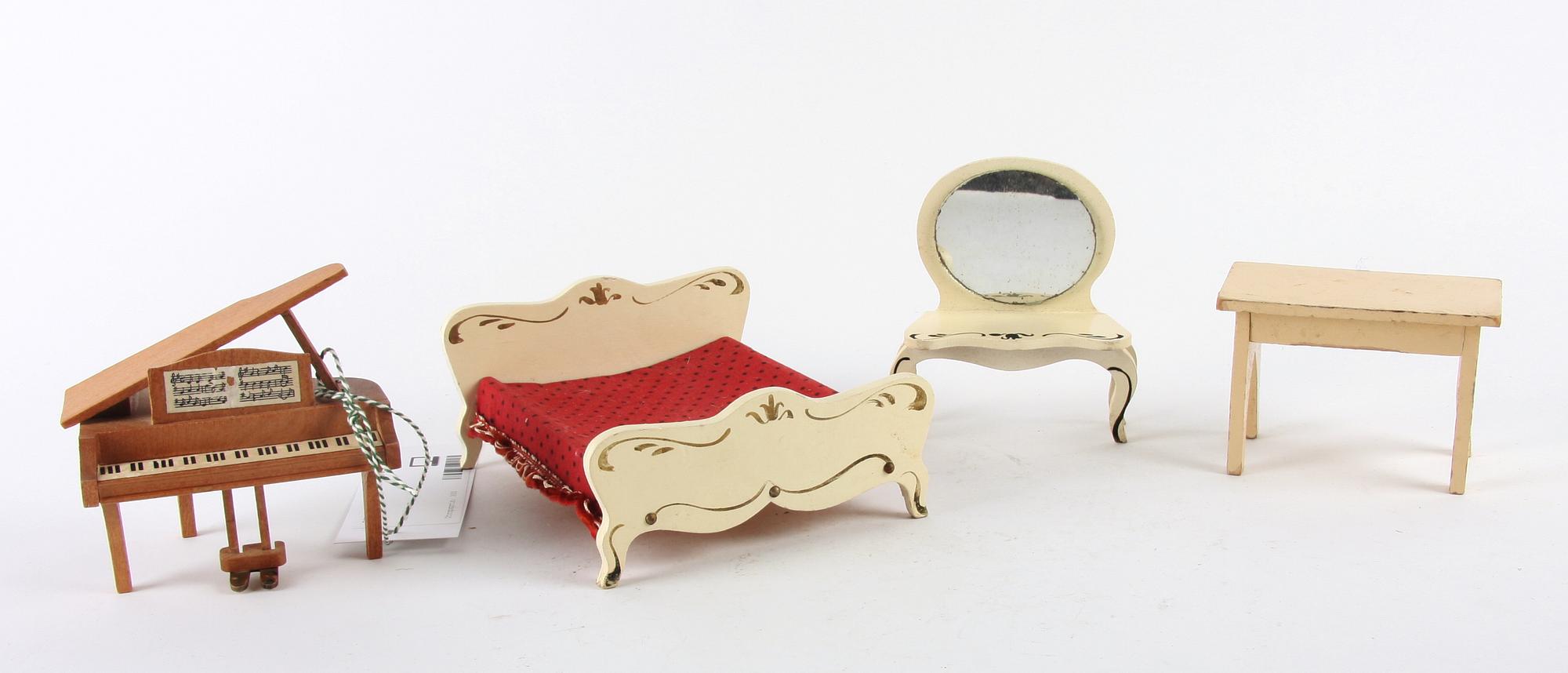 DOCKMÖBLER, trä, 4 st, 1900-tal.