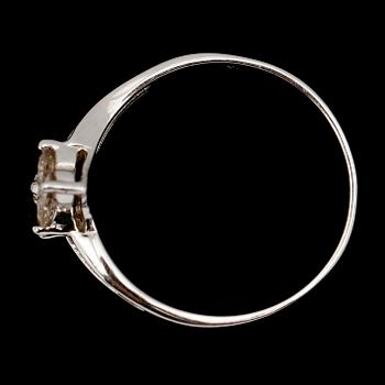 RING, 14 k vitguld, med briljanter tot  0.65 ct.