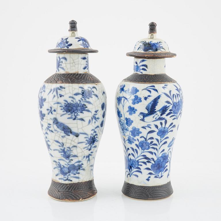 Lockurnor, ett par, porslin, Kina, 1900-talets början.