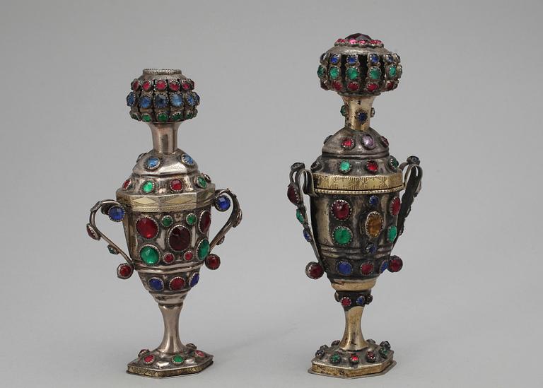 LUKTDOSOR, 2st, snarlika, silver med färgade glasstenar, Tyskland/Danmark, bär datering 1856. Vikt ca204g.