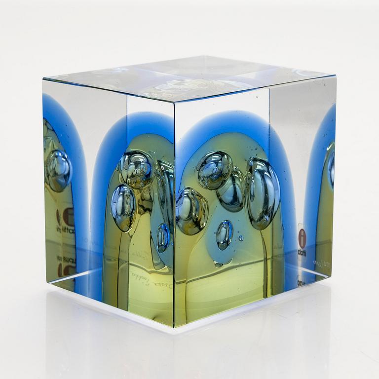 Oiva Toikka, an annual glass cube, signed Oiva Toikka Nuutajärvi 2007, 172/2000.