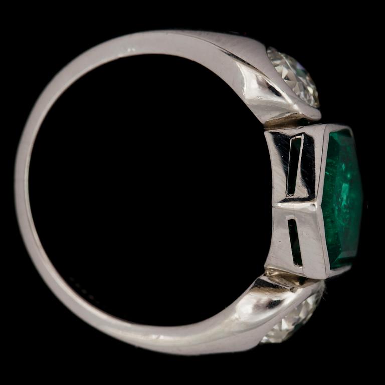 RING, hexagonalt slipad smaragd, ca 3 ct, och gammalslipade diamanter, tot. ca 1 ct.