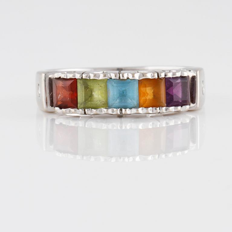 RING, 18K guld med med fem fasettslipade olikfärgade stenar samt 2 briljantslipade diamanter. Vikt 4,1 gram.