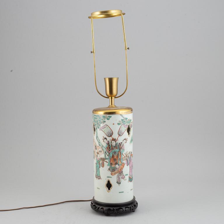 A famille rose figural hat stand, turned into a table lamp, Qing dynasty, 19th century.