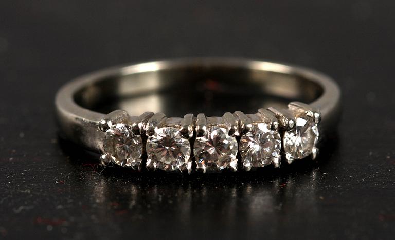 RING, 18 K vitguld med 5 briljantslipade diamanter, tot 0.41 ct enl gravyr.