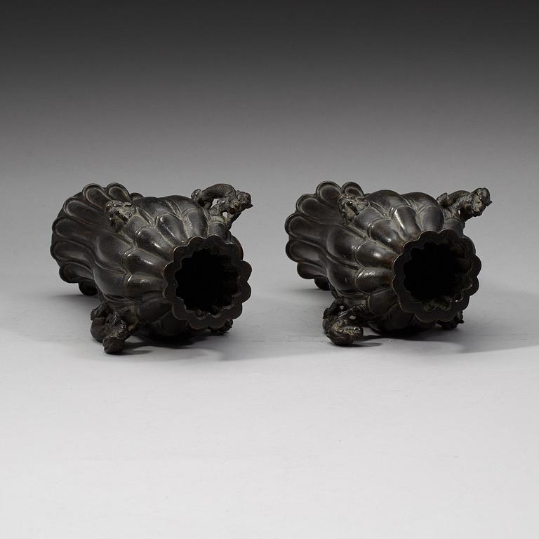 A pair of bronze vases, Qing dynasty, 19th Century.