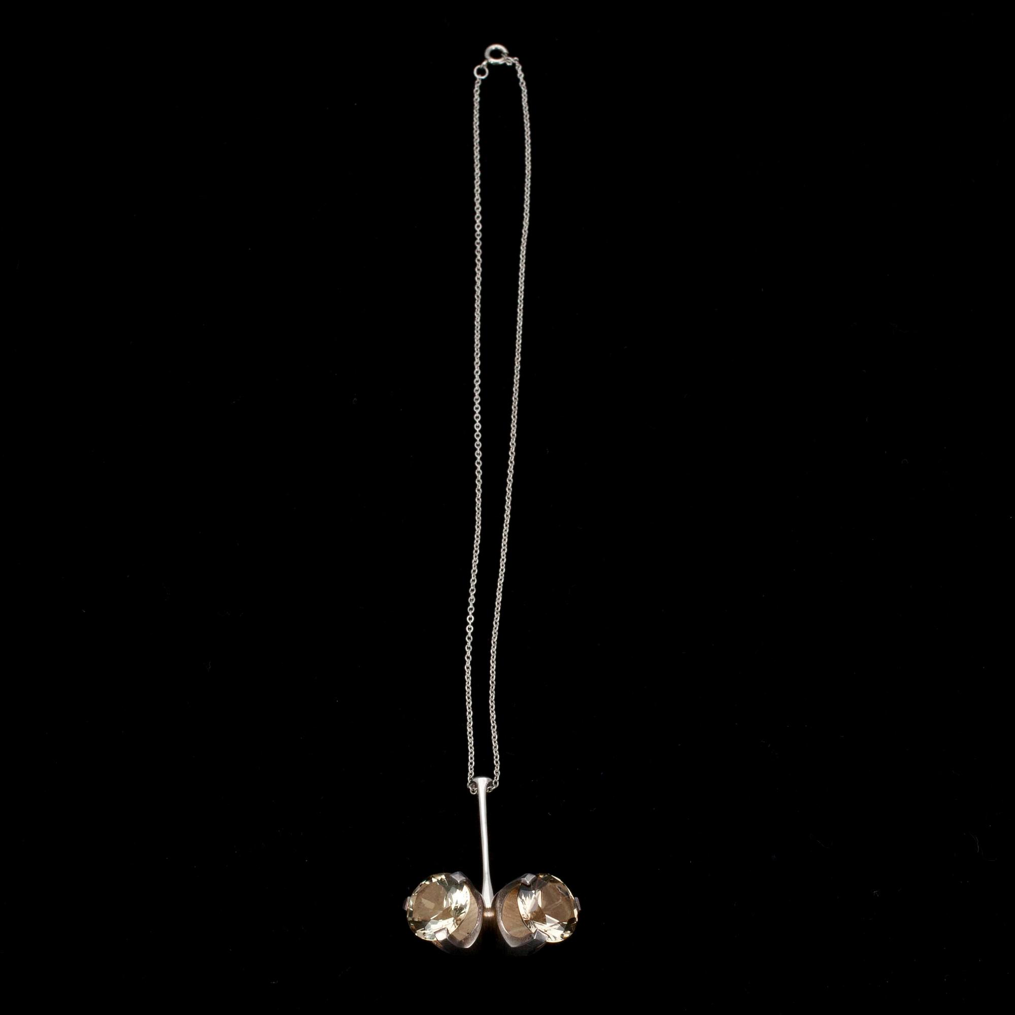 HÄNGE, silver samt bergkristaller, Matti Hyvärinen, Åbo 1974.