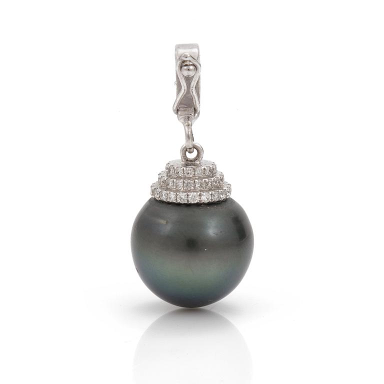 A cultured tahiti pearl and brilliant cut diamond pendant. Total carat weight of diamonds circa 0,58 cts.