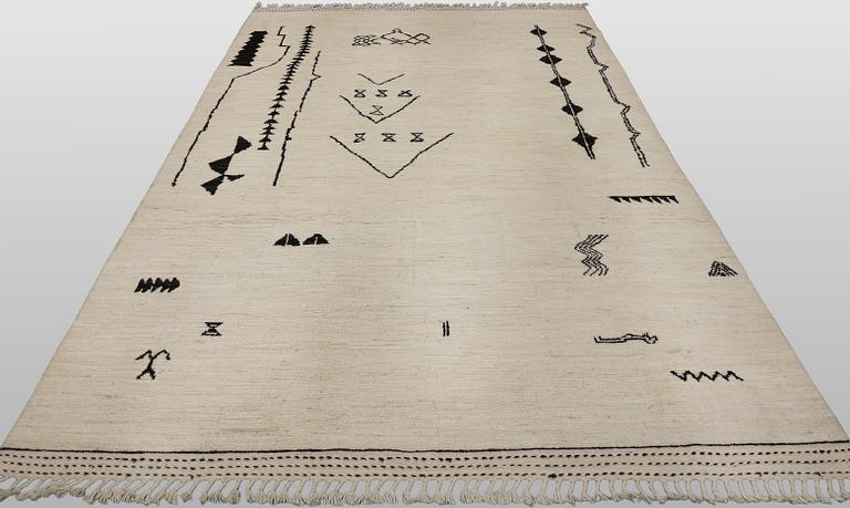 A Moroccan design carpet, c. 306 x 201 cm.
