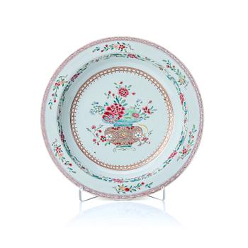 A famille rose dish, Qing dynasty, Yongzheng (1723-35).