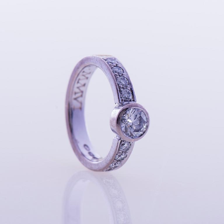 RING, 18K vitguld, briljantslipade diamanter. R. Nossenko, Helsingfors 2004. Vikt ca 5,1 g.