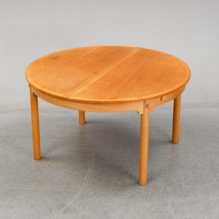 A 'Öresund' oak veneered dining table by Børge Mogensen, Karl Andersson & Söner. 2 foldable leaves included.