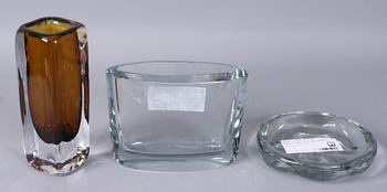 VASER, 2 st samt ASKFAT, glas, bl a Vicke Lindstrand, Kosta, 1848.