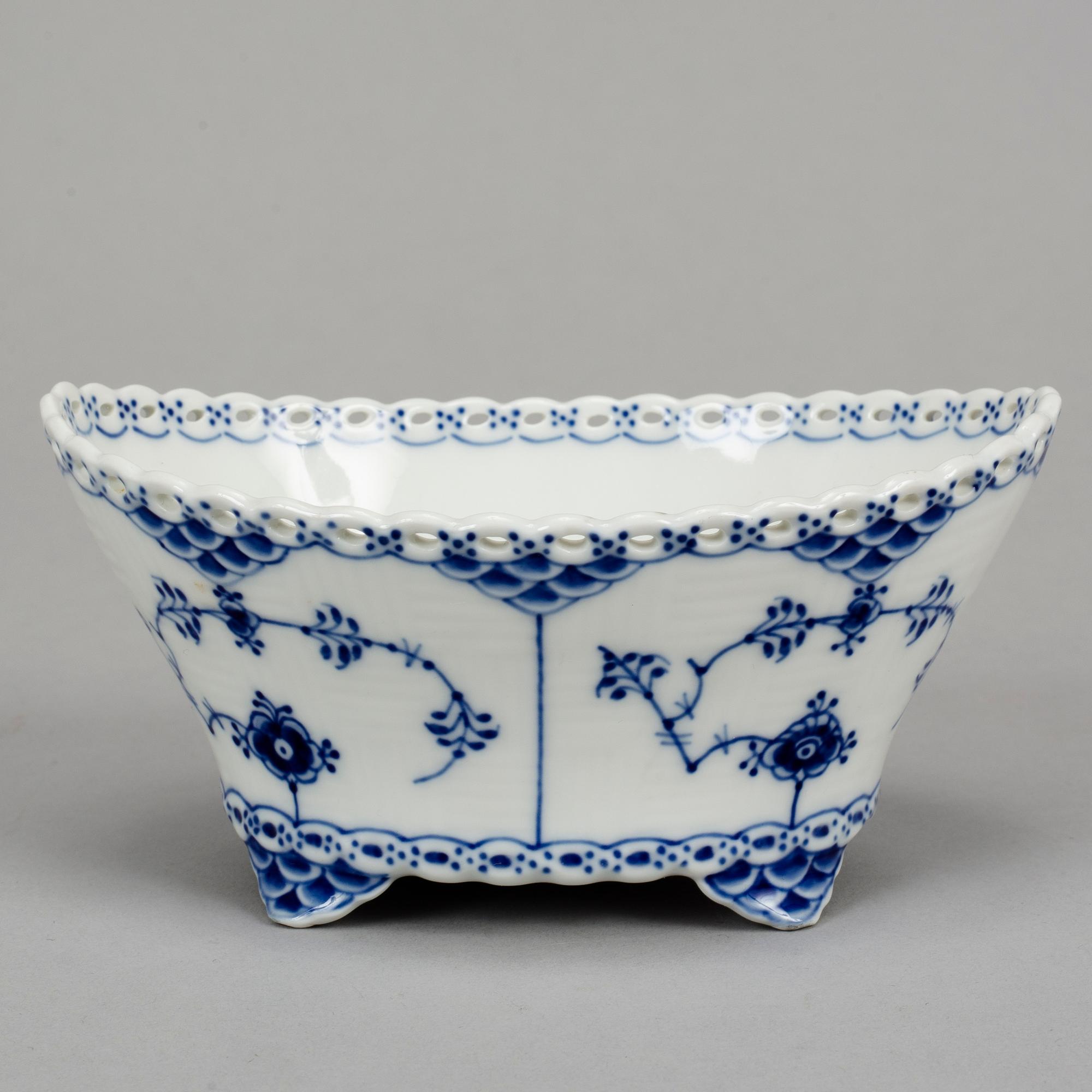 Royal Copenhagen, a 'Musselmalet' part service, Denmark (14 pieces).