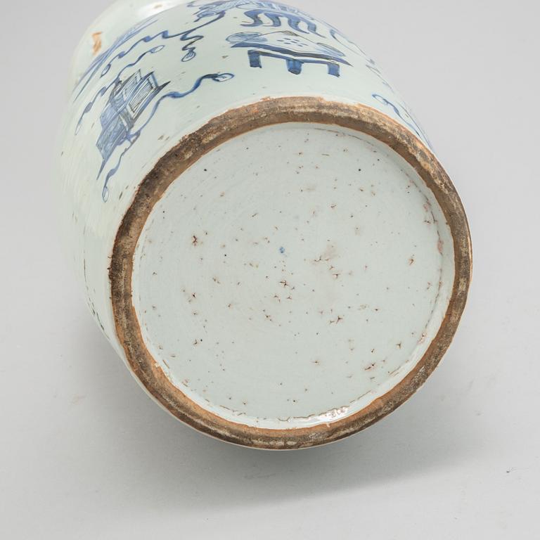 A Chinese porcelain vase, Qing dynasty, 19th century.