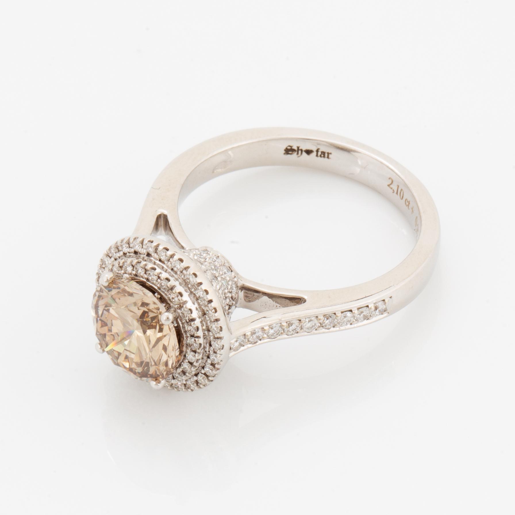 2,10 ct brilliant-cut natural fancy light-brown diamond ring, with IGI certificate.