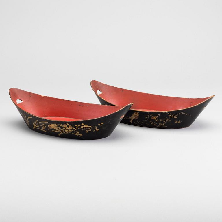 A pair of Japanese lacquered papier maché bowls around 1900.