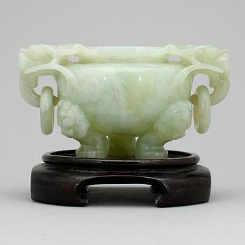 RÖKELSEKAR, färgad kvartsit. 1900-tal.