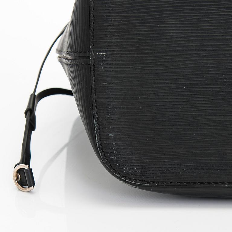 Louis Vuitton, a 'Neverfull MM' bag.