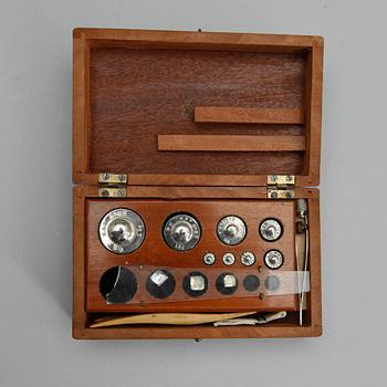VIKTSATSER, 3 st, mässing, tidigt 1900-tal.