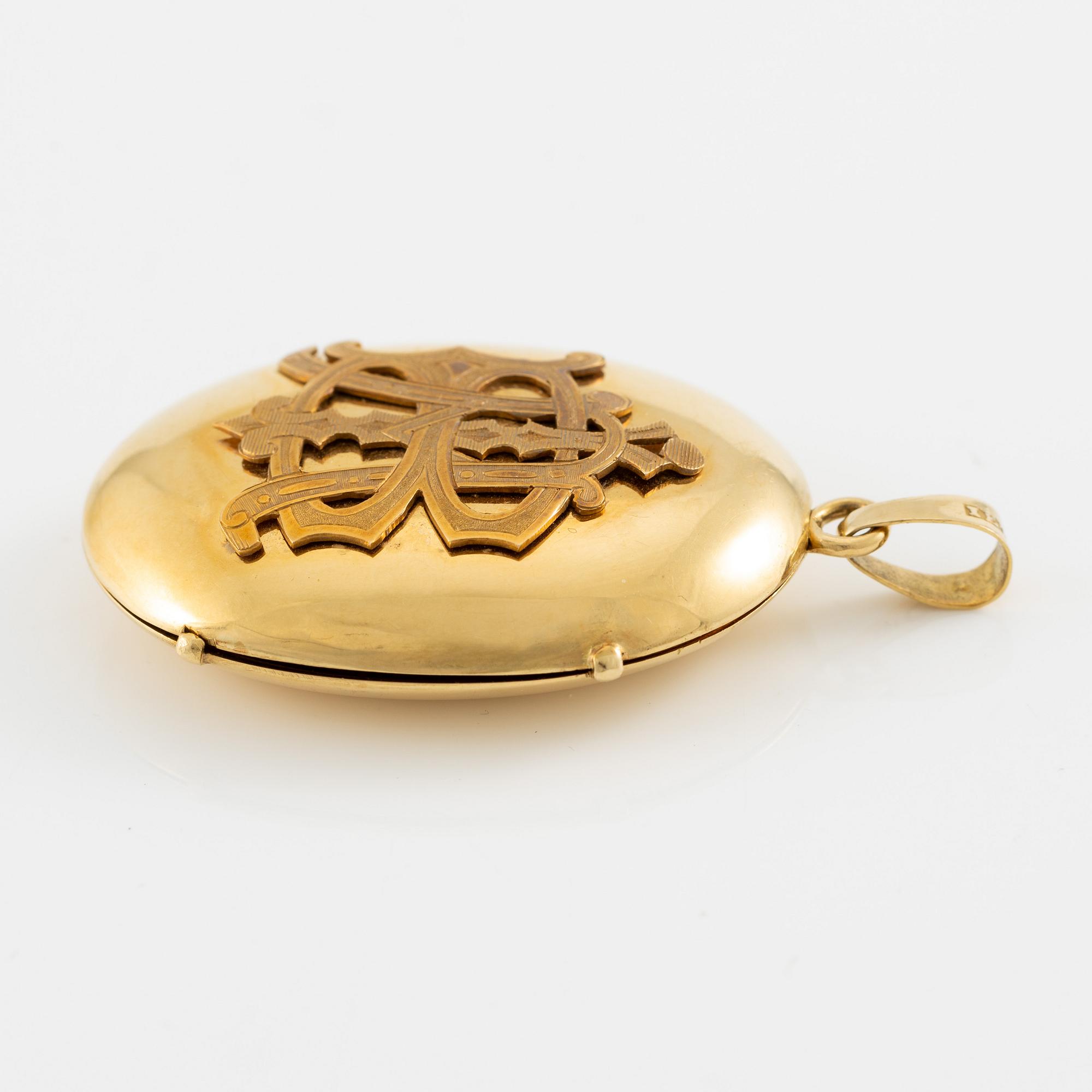 Medallion with monogram 18K gold.