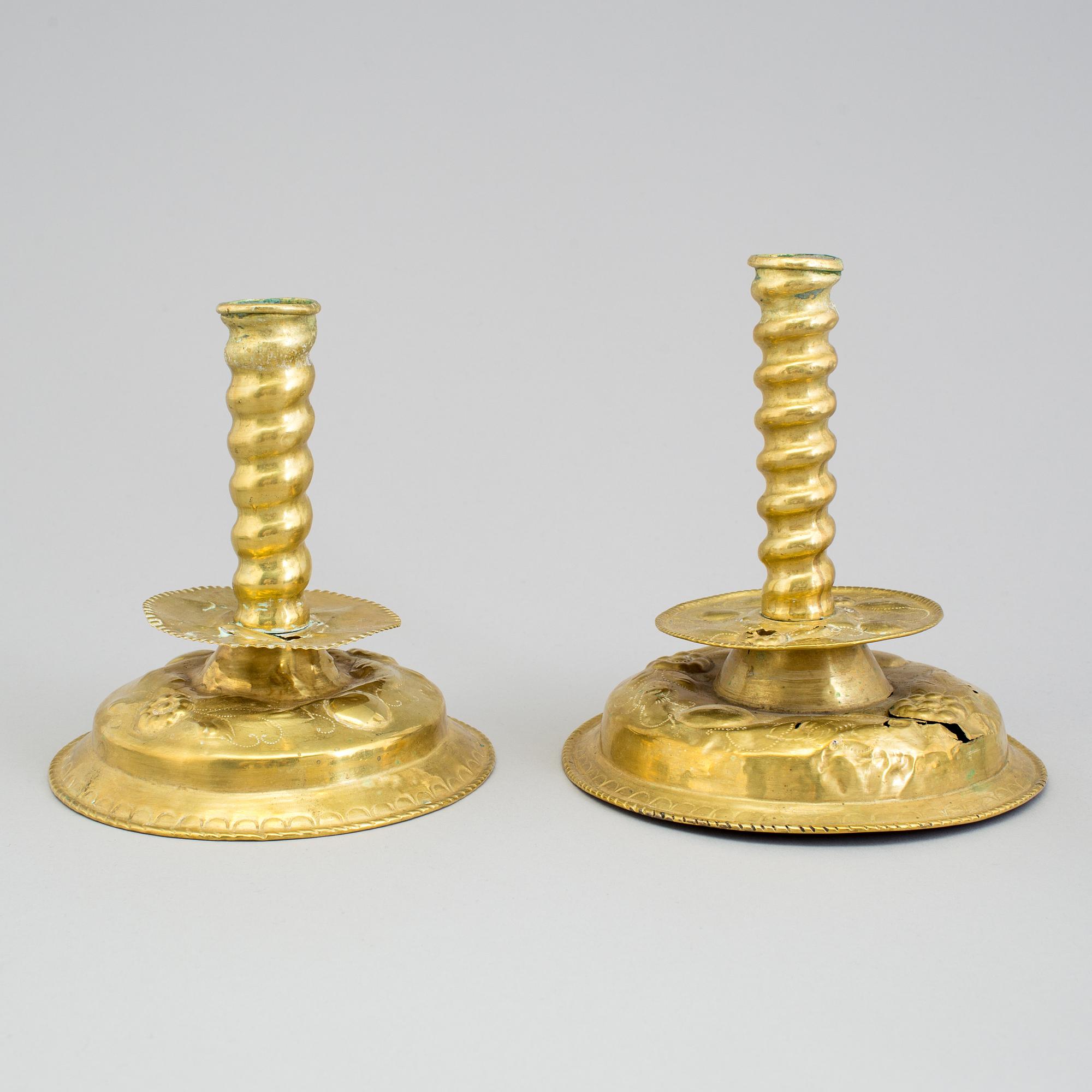 LJUSSTAKAR, 2 snarlika, mässing, barock, 1700-tal.