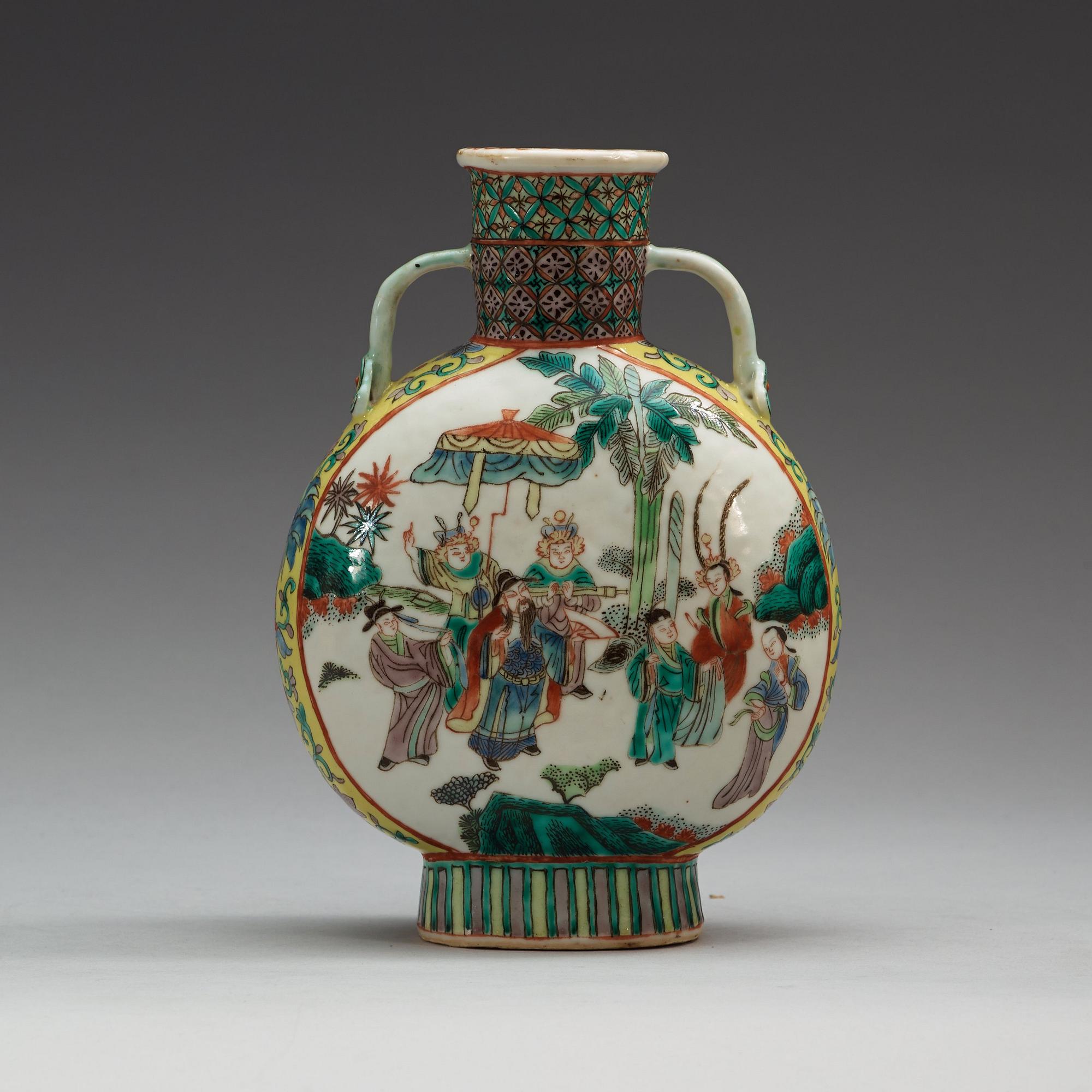 PILGRIMSFLASKA, porslin. Sen Qing dynastin (1644-1912), med Xuande fyra karaktärers märke i botten.