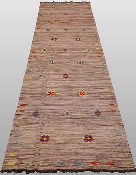 A Kelim runner carpet, 300 x 82 cm.