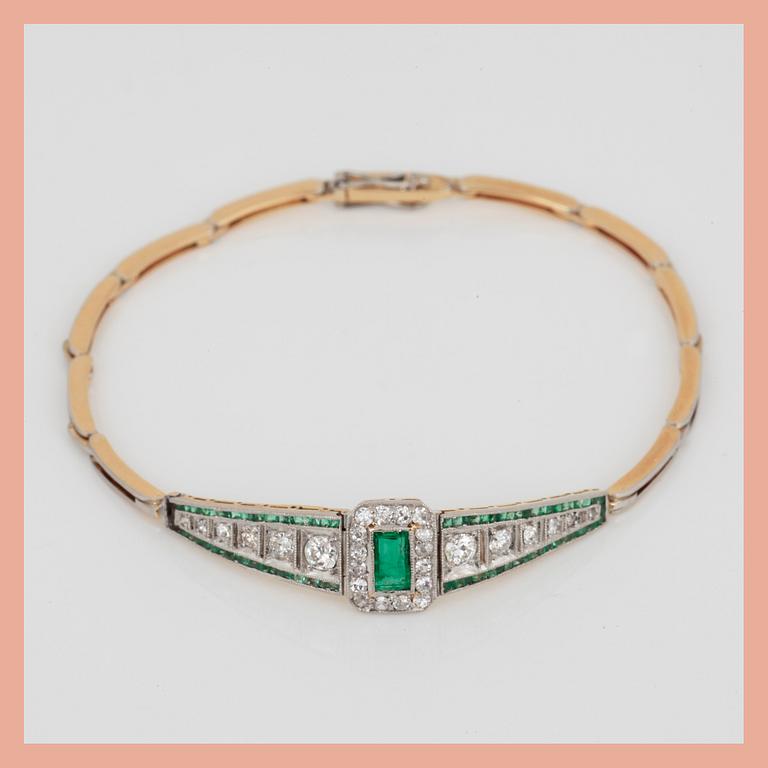 ARMBAND, 18K guld och silver med olika slipade diamanter tot ca 0,72 ct och smaragder. Total vikt ca 9,79 g.