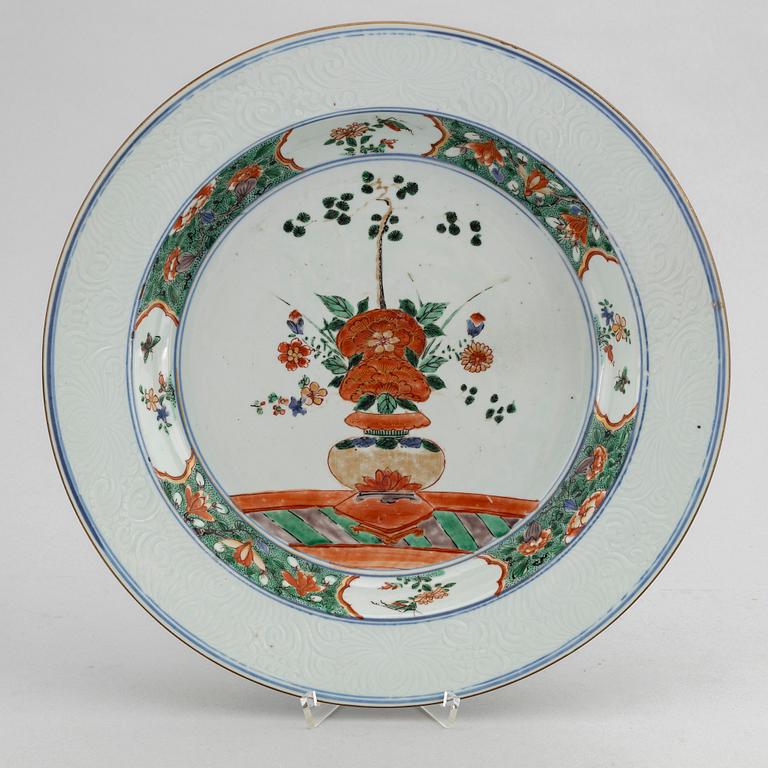 Skålfat, Kina, porslin, Qingdynastin, Kangxi (1622-1722).