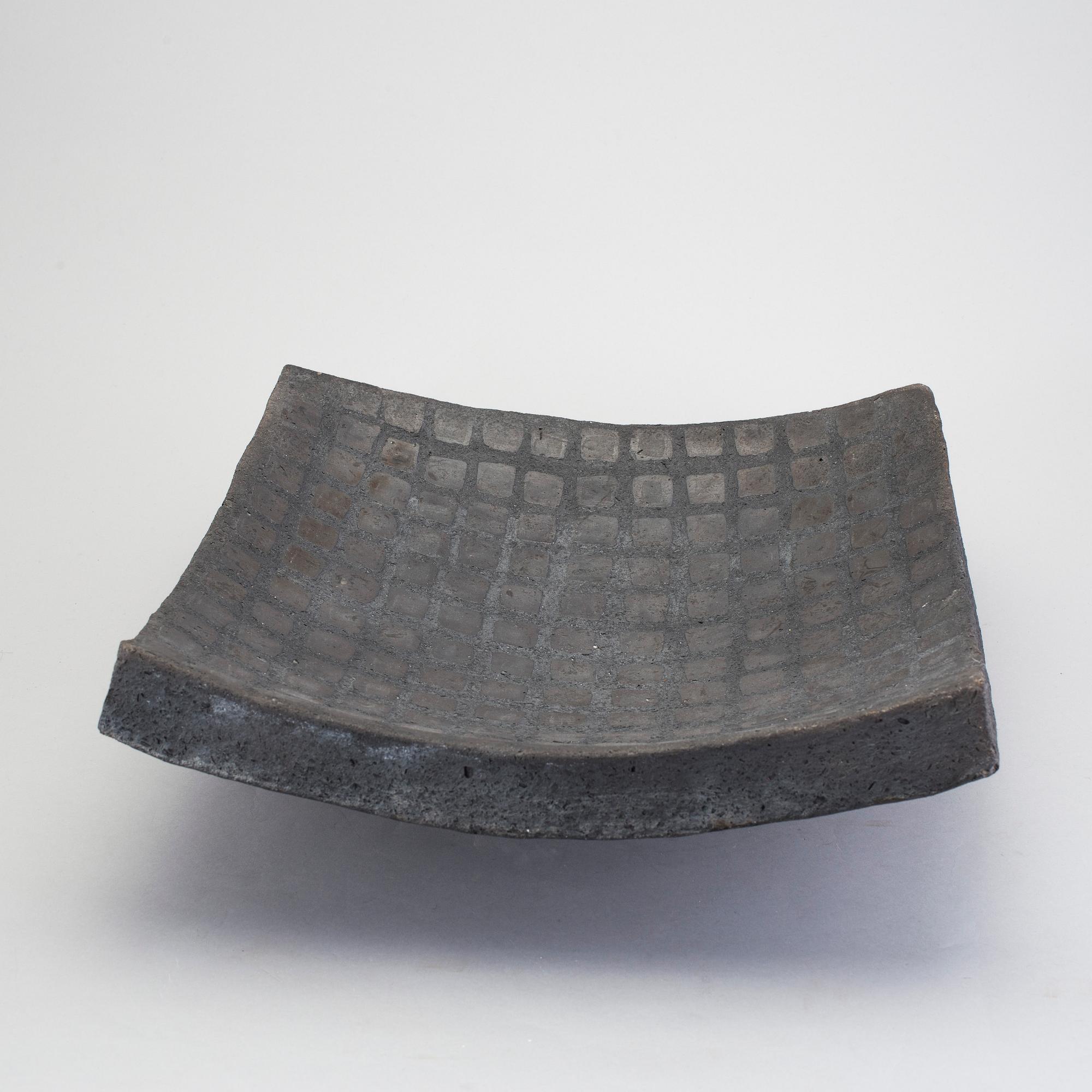 A barrel by LENA SVENSSON, raku burned pottery, sined.