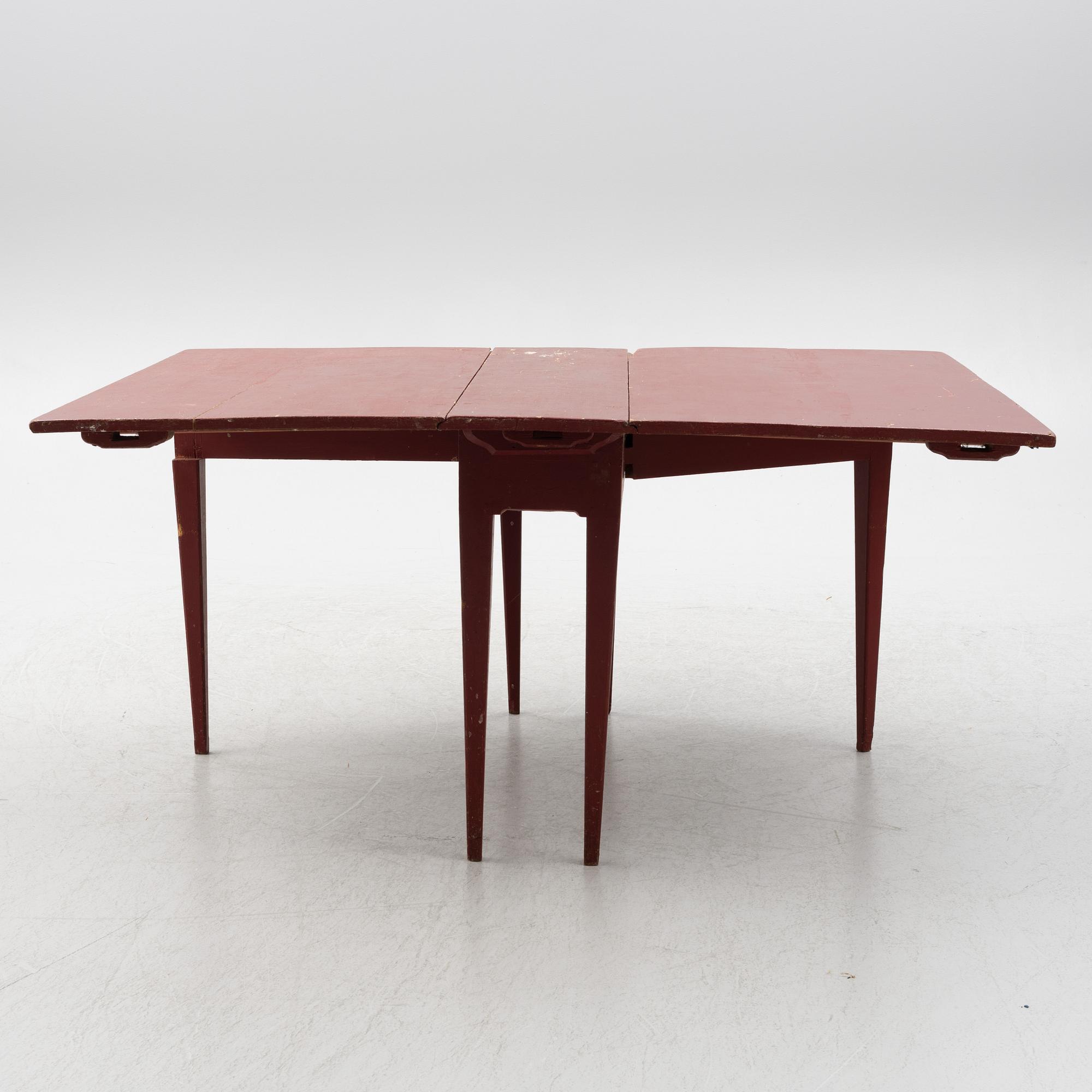 A drop-leaf table, 19th century.