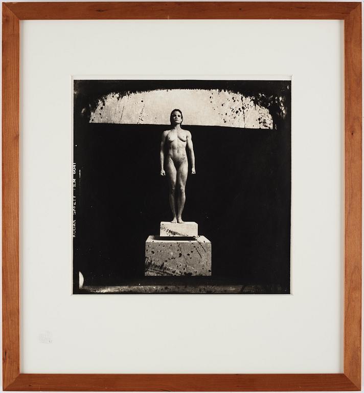 Joel-Peter Witkin, "Lisa Lyons as the Anavyssos Kouros", 1983.