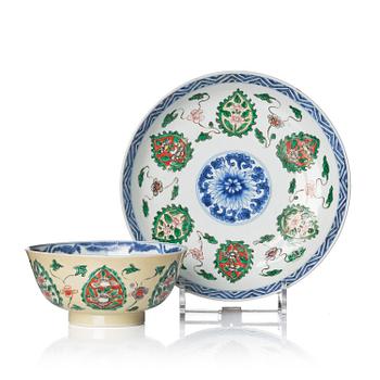 1079. Skål samt fat, porslin. Qingdynastin, Kangxi (1662-1722).