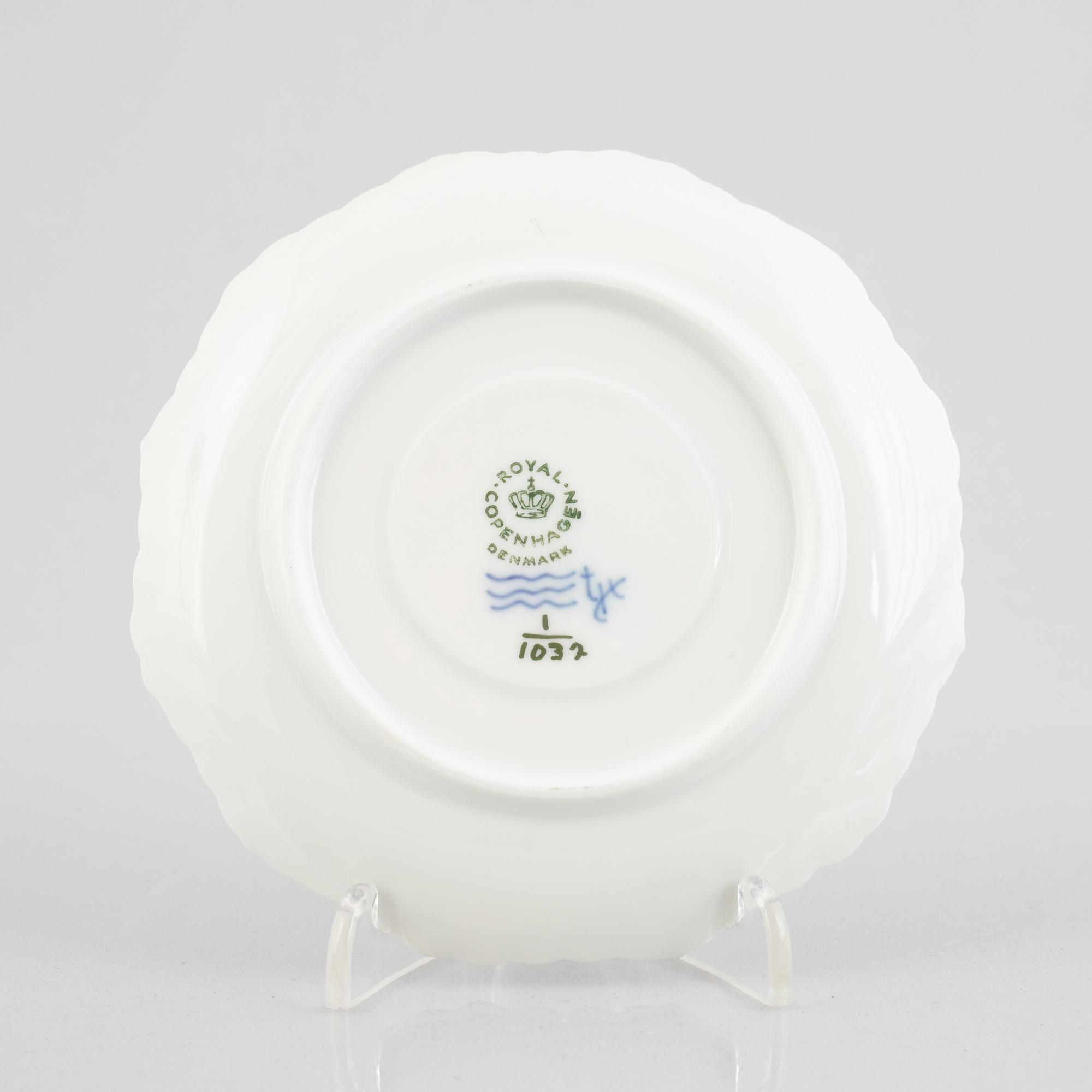 13 half lace "Musselmalet" porcelain coffee cups with saucers, Royal Copenhagen, Denmark.