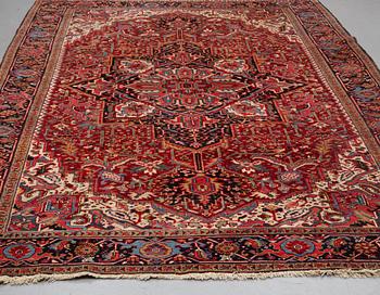 A CARPET, semiantik Heris/Gorovan, ca 353 x 238 cm.