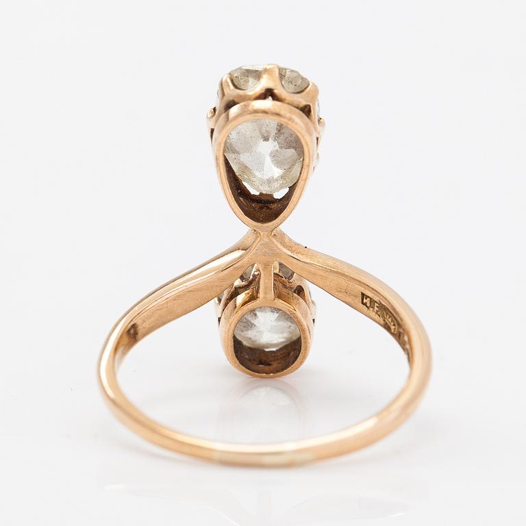 An 18K gold ring with old-cut diamonds ca. 2.50 ct in total. Hjalmar Edvard Fagerroos, Helsinki 1906.