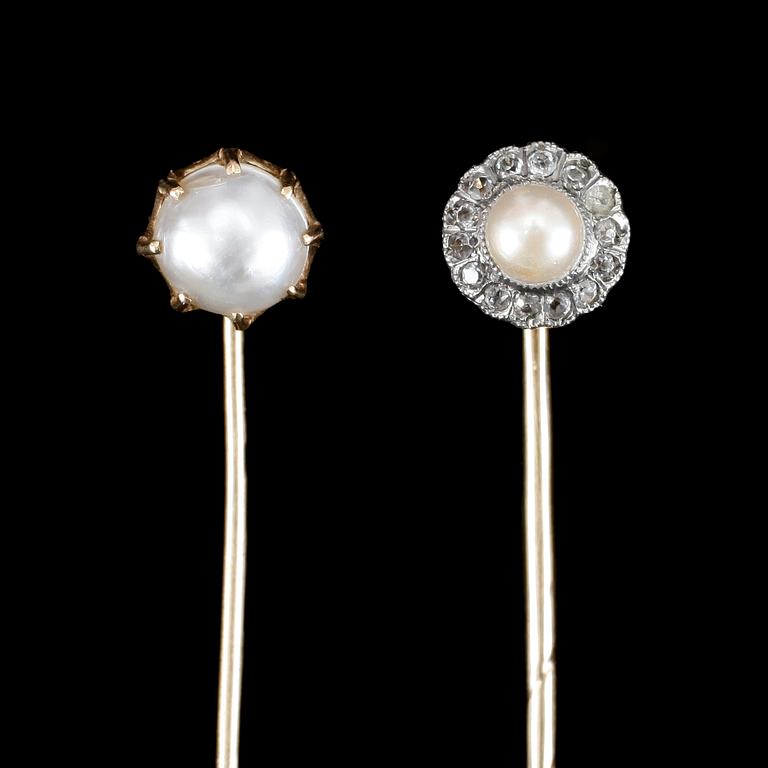 KRAVATTNÅLAR, 2 st, 18 k guld, G Dahlgren, 1900-talets första hälft. Tot vikt ca 3 gram.