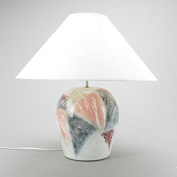 BORDSLAMPA
Keramik, Cilla Adlercreutz o Lars Jöransson, 1900-talets andra hälft.