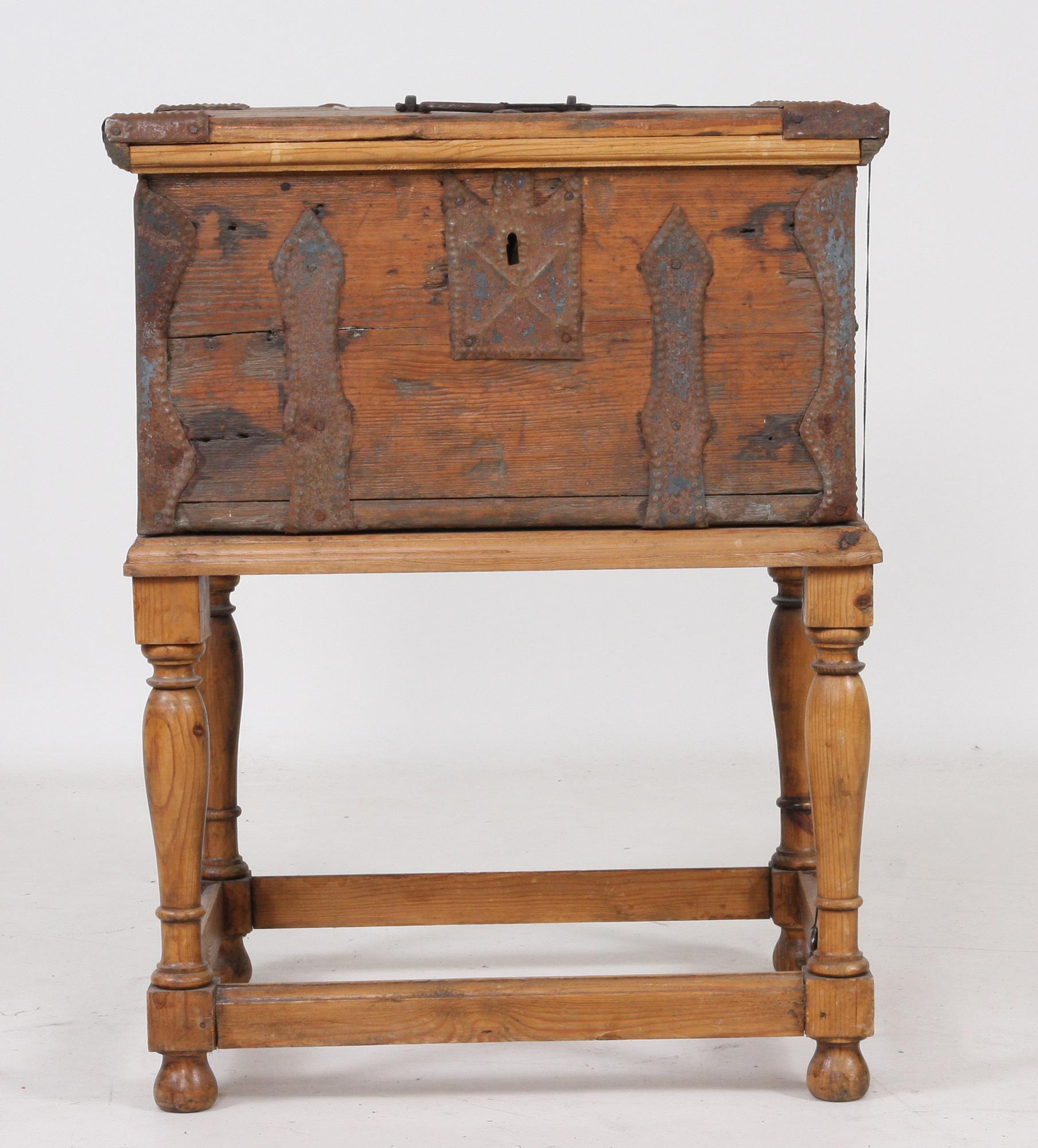 KISTA PÅ BENSTÄLLNING, barock/barockstil.