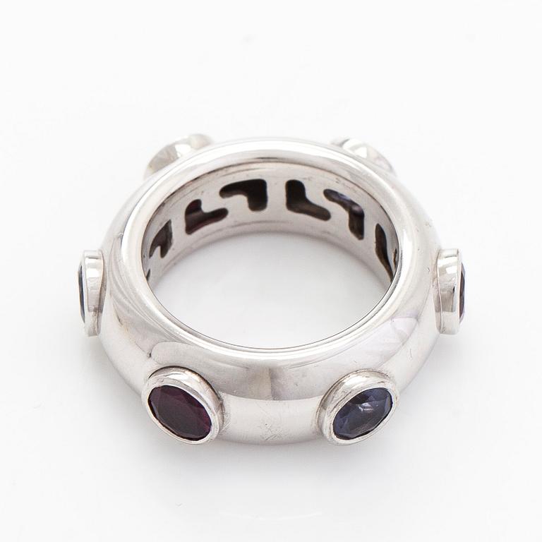 An 18K white gold ring with garnets and cordierites.