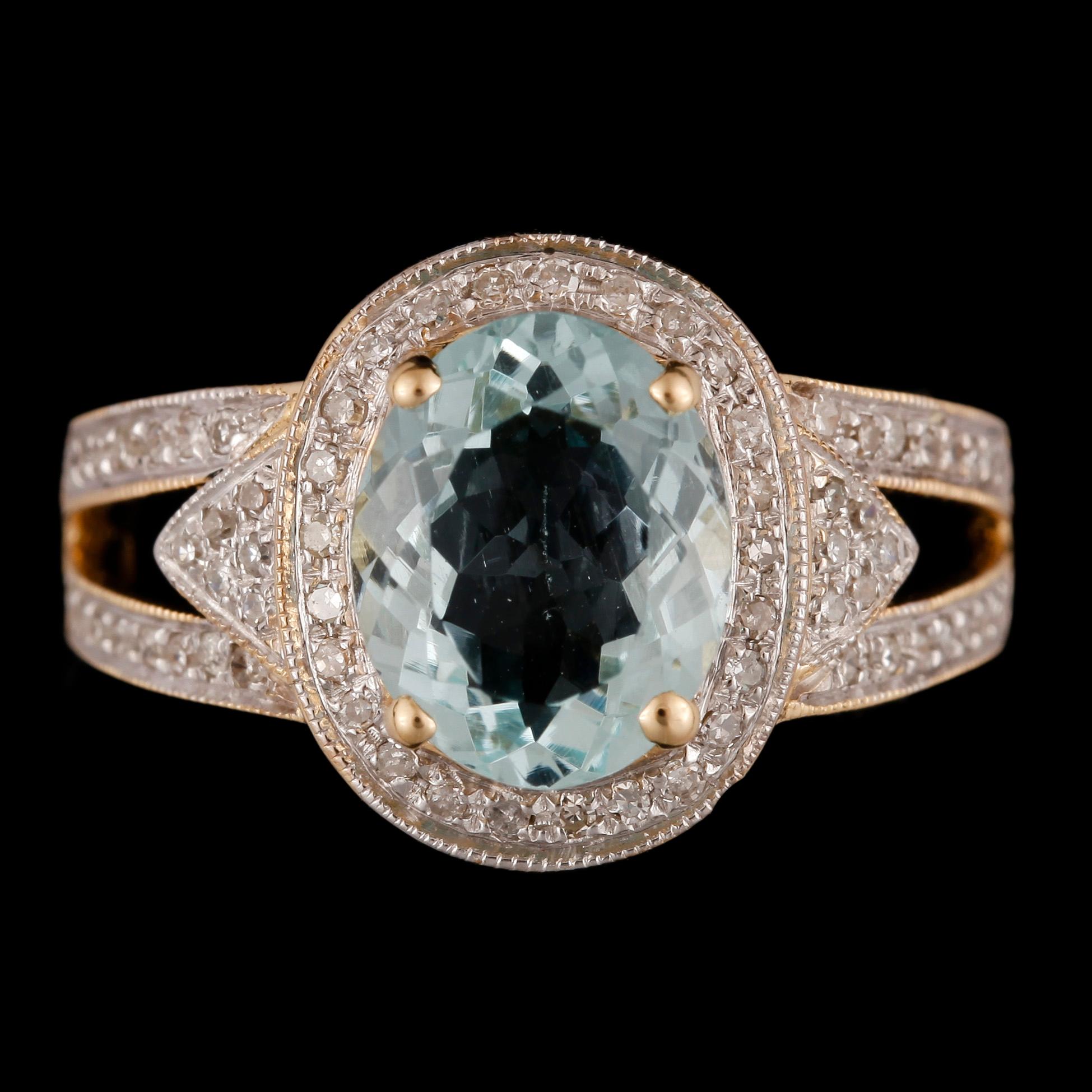 RING, 14k guld med oval akvamarin enligt uppgift 3,65 ct samt mindre briljantslipade diamanter. Vikt ca 5,6 gram.
