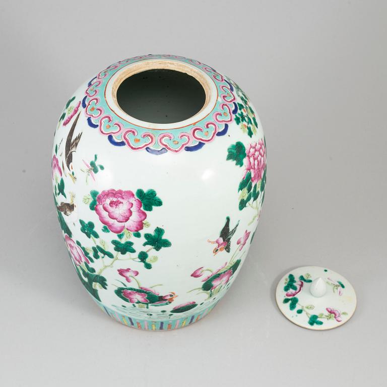 A famille rose jar with cover, Qing dynasty, late 19th century.