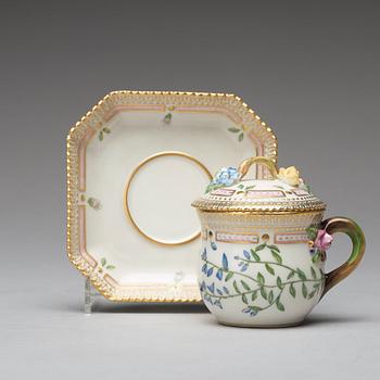 CREMEKOPPAR med LOCK och FAT, sex stycken, porslin. "Flora Danica", Royal Copenhagen, Danmark, 1900-tal.
