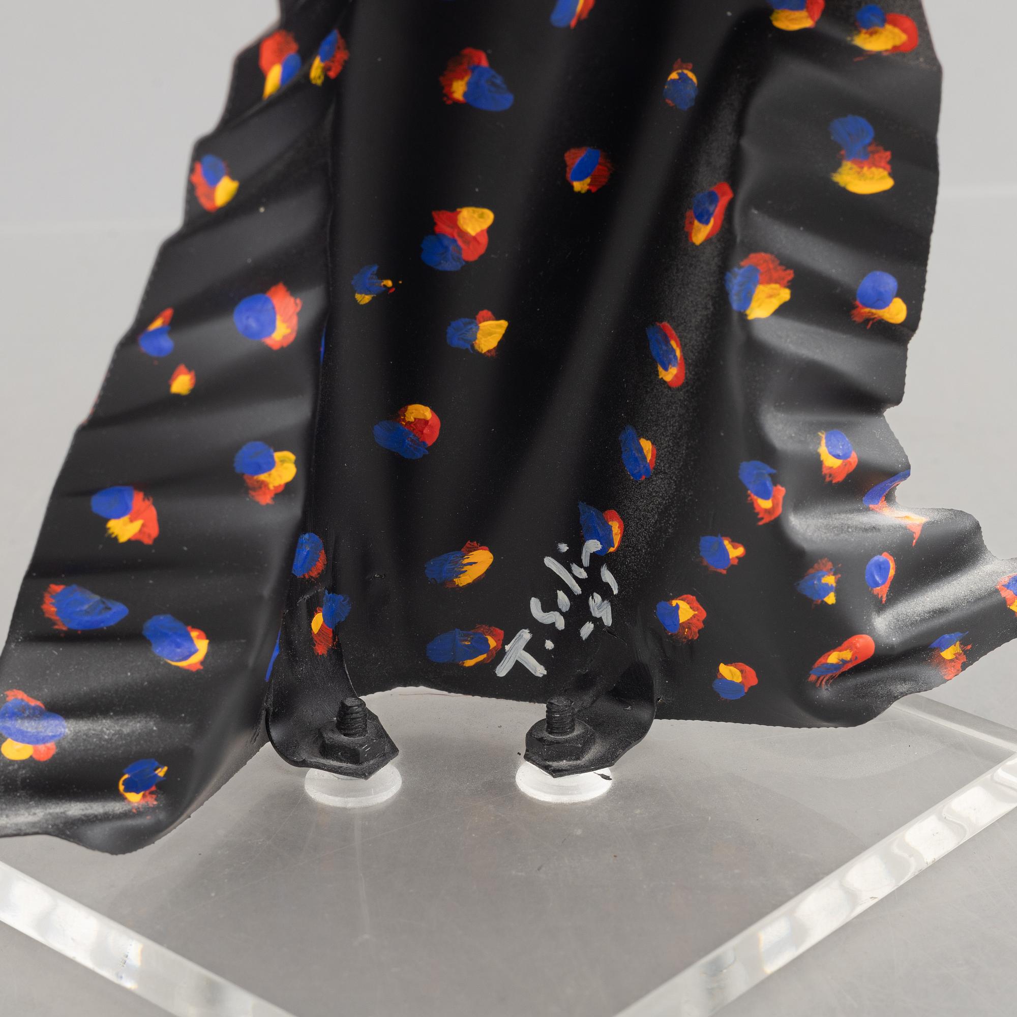 Timo Solin, Woman in patterned dress.